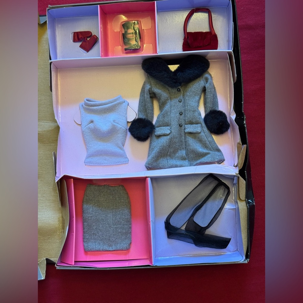 Barbie Limited Edition Fashion SUITS ME FINE - Picture 3 of 4